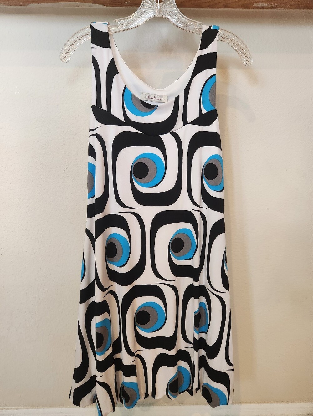 Sleeveless Geometric Print Dress in White & Blue